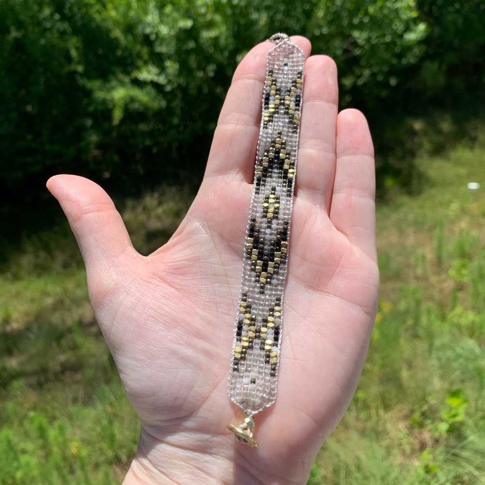 KENDRA SCOTT • Britt Gold Beaded Bracelet in Neutral Mix*
